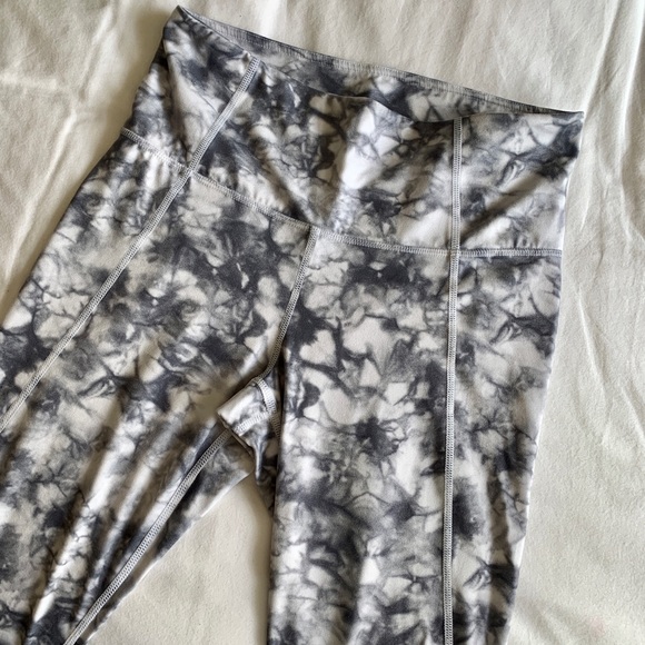 Athleta Tie Dye Salutation 7/8 Tight in Powervita - Picture 3 of 6